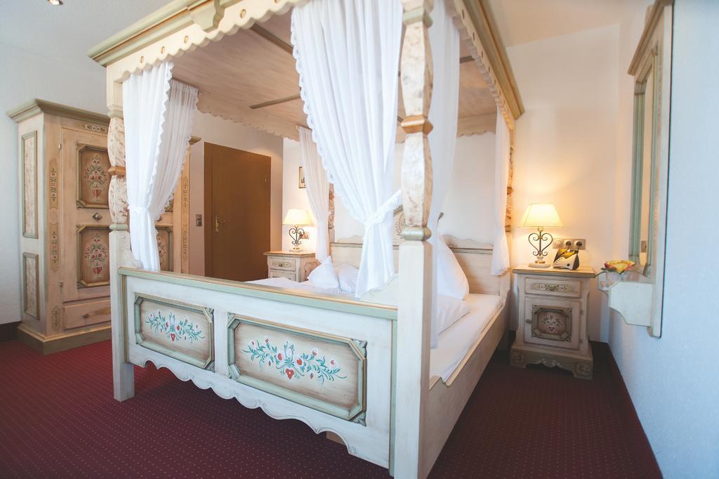 Hotel-Gasthof Zum Weyssen Roessle Шильтах Номер фото